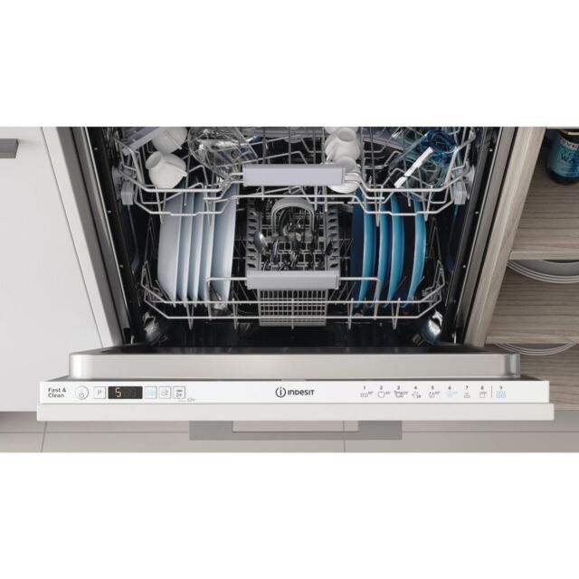 Indesit Integrated dishwasher: full size, white colour - D2I HD526 UK