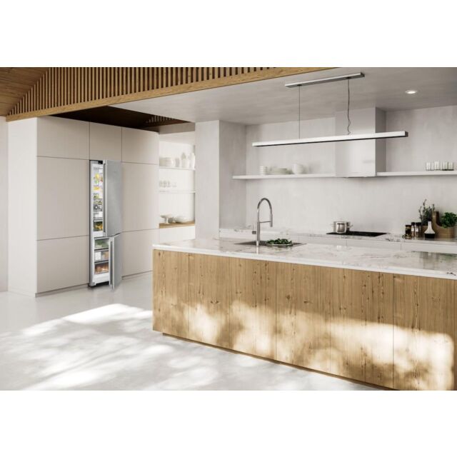 Liebherr CNsfd5723 Freestanding Fridge Freezer with EasyFresh and NoFrost