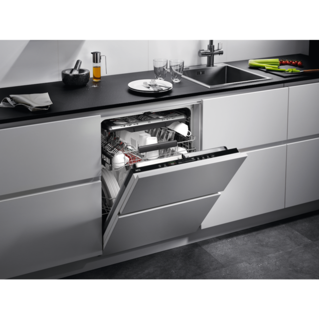 AEG FSE75737P 7000 GlassCare Fully Integrated Dishwasher with AirDry Technology + 14 Place Settings