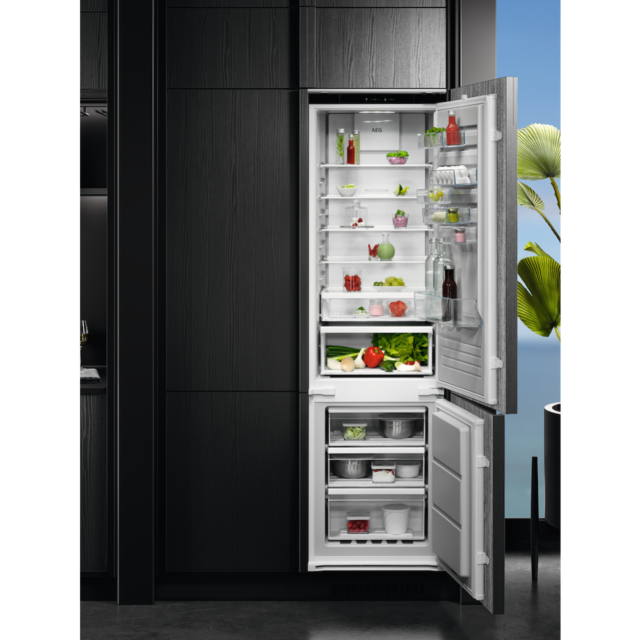 AEG OSC6M191ES No Frost Integrated Fridge Freezer